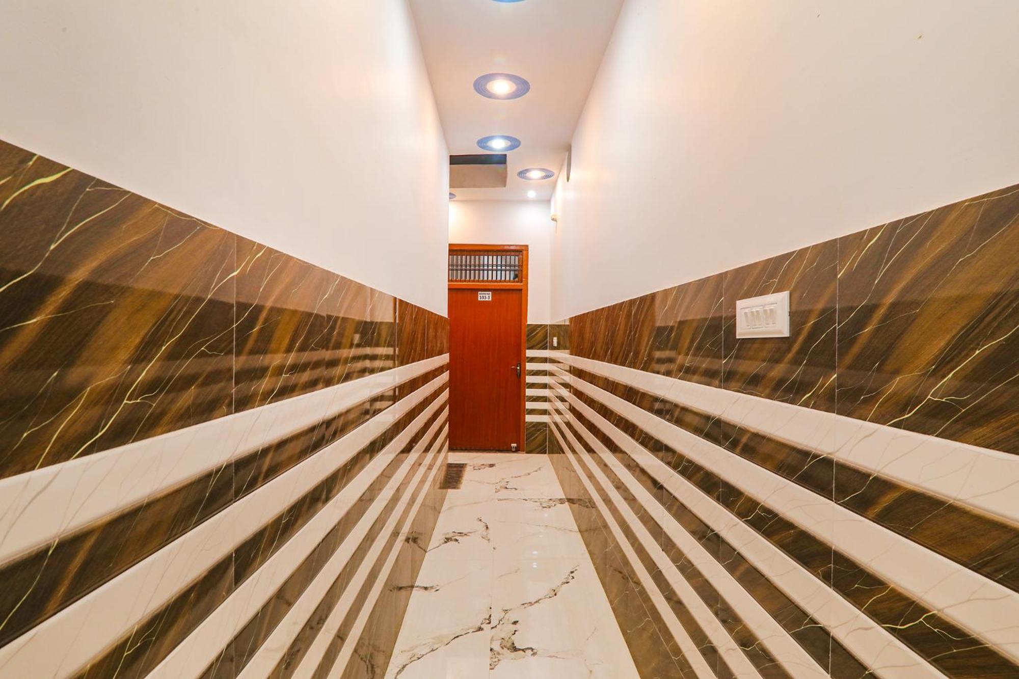 Готель Fabexpress Shree Siya Raman - 500M From Shri Ram Janam Bhumi Ayodhya Екстер'єр фото
